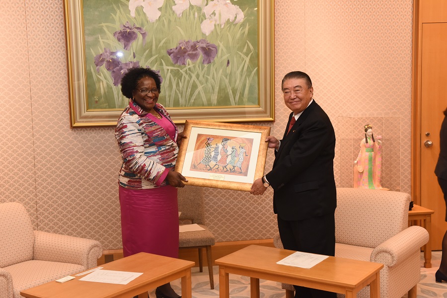 President of the Mozambican Assembly visits Speaker Oshima: Click on the title or picture to display topic details.
