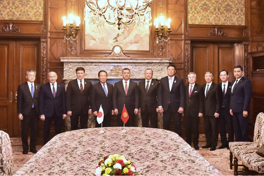 Kyrgyz President visits Speaker Nukaga: Click on the picture to display topic details.