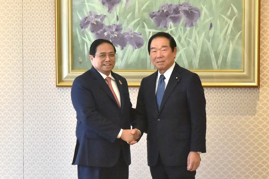 Vietnamese Prime Minister visits Speaker Nukaga: Click on the picture to display topic details.