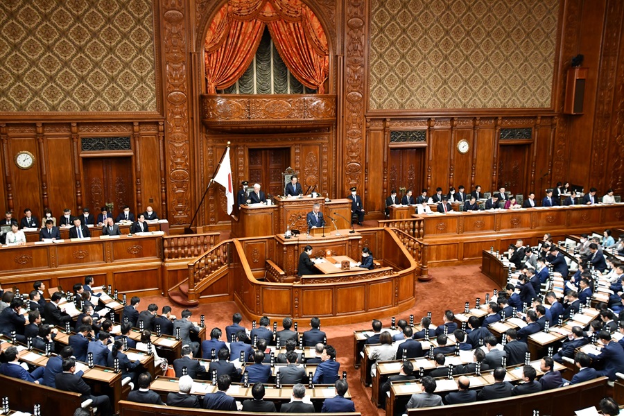 Questions to Ministers (Day 2) — The 212th Extraordinary Session of the Diet —: Click on the title or picture to display topic details.