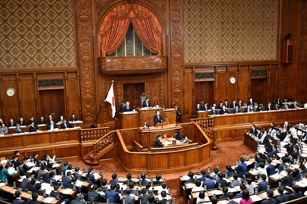 Questions to Ministers (Day 1) — The 216th extraordinary Session of the Diet —: Click on the title or picture to display topic details.