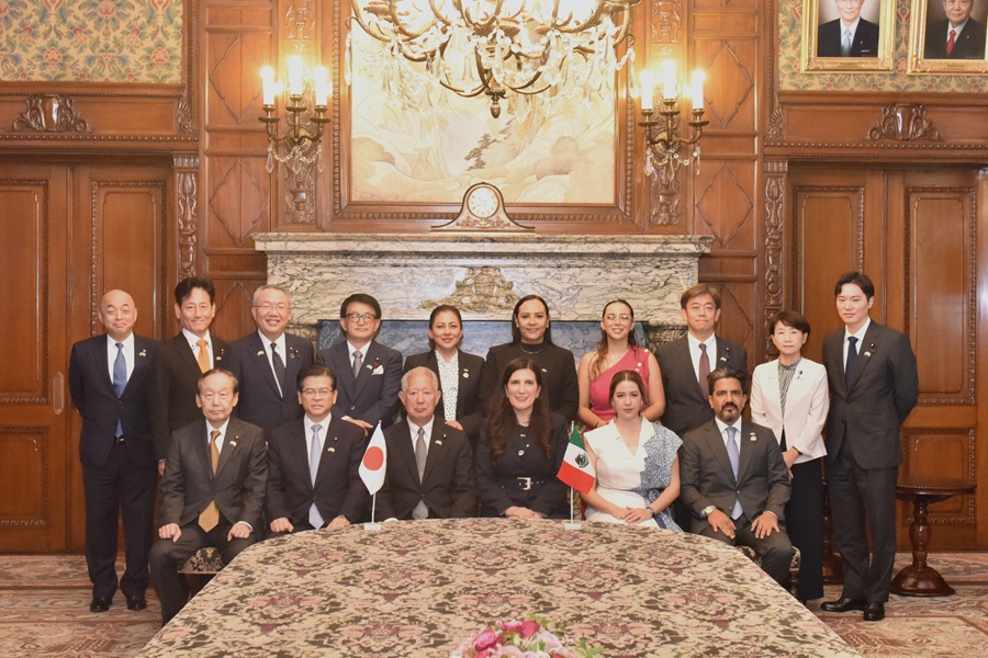 President of the Mexican Chamber of Deputies visits Speaker Mori: Click on the title or picture to display topic details.