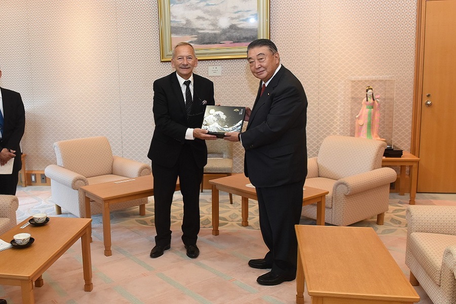 President of the Senate of the Czech Parliament visits Speaker Oshima: Click on the title or picture to display topic details.