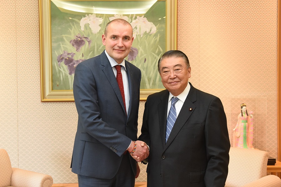 Icelandic President visits Speaker Oshima: Click on the title or picture to display topic details.