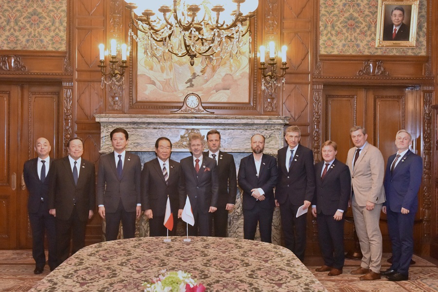President of the Czech Senate visits Speaker Nukaga: Click on the title or picture to display topic details.