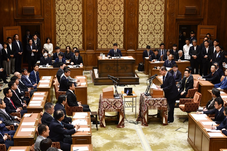 Third joint meeting of the Committees of both Houses on Fundamental National Policies of the 217th Diet (Deliberation between party leaders): Click on the title or picture to display topic details.