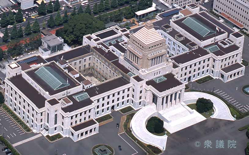 空から見た国会議事堂の写真　クリックすると拡大写真がご覧いただけます