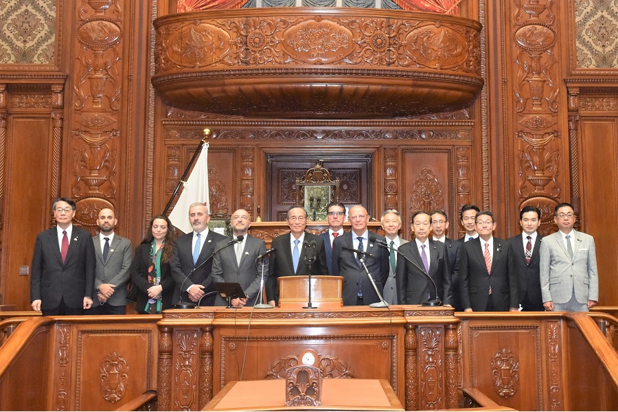 President of Portuguese Assembly visits Speaker Hosoda: Click on the picture to display topic details.