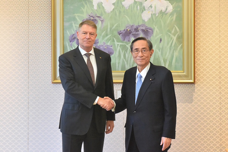 Romanian President visits Speaker Hosoda: Click on the picture to display topic details.