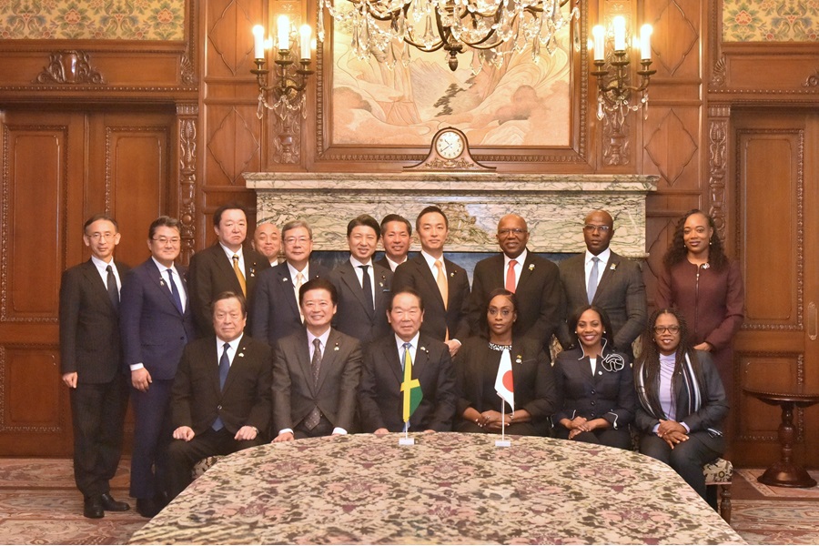 Speaker of the House of Representatives of Jamaica visits Speaker Nukaga:Click on the picture to enlarge it.