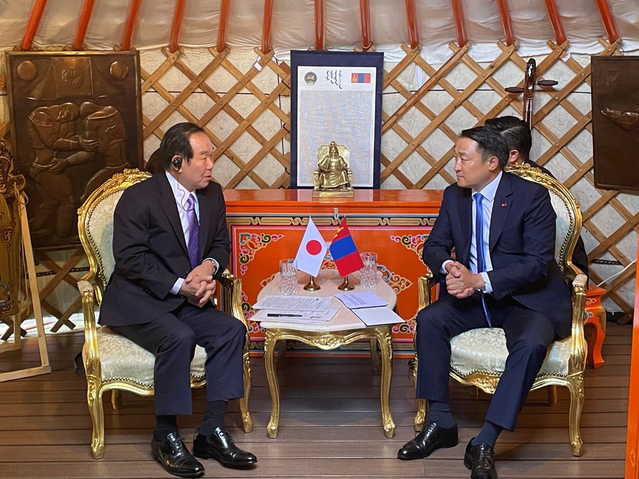 Mr. Nukaga and his Mongolian counterpart:Click on the picture to enlarge it.