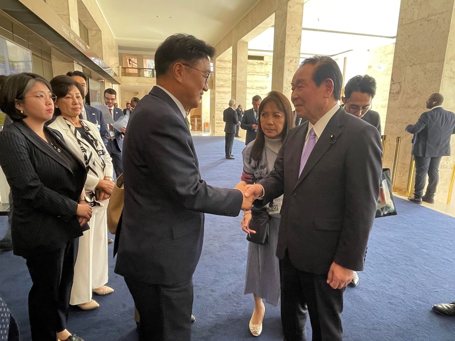 Mr. Nukaga and his South Korean counterpart:Click on the picture to enlarge it.