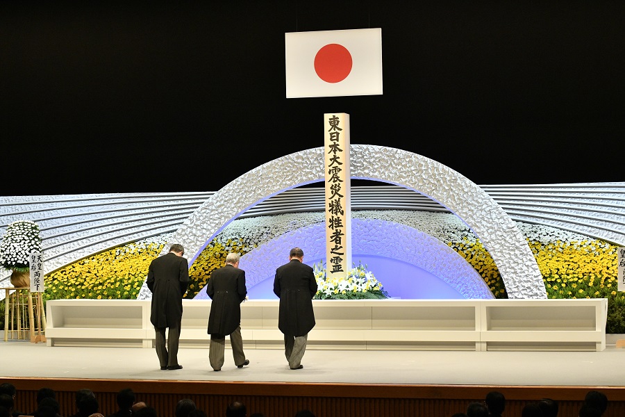 東日本大震災八周年追悼式式壇の写真　クリックすると拡大写真がご覧いただけます