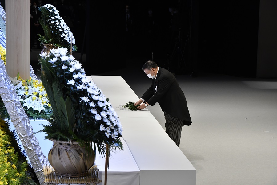 東日本大震災十周年追悼式式壇の写真　クリックすると拡大写真がご覧いただけます